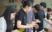 7003菠菜导航网大全2023届毕业生参加包粽子活动